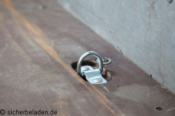 Nachtäglich in der Ladefläche versenkte Zurröse