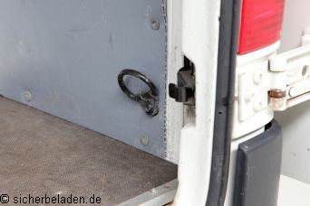 Zurrpunkt in der Bordwand eines Kleintransportes